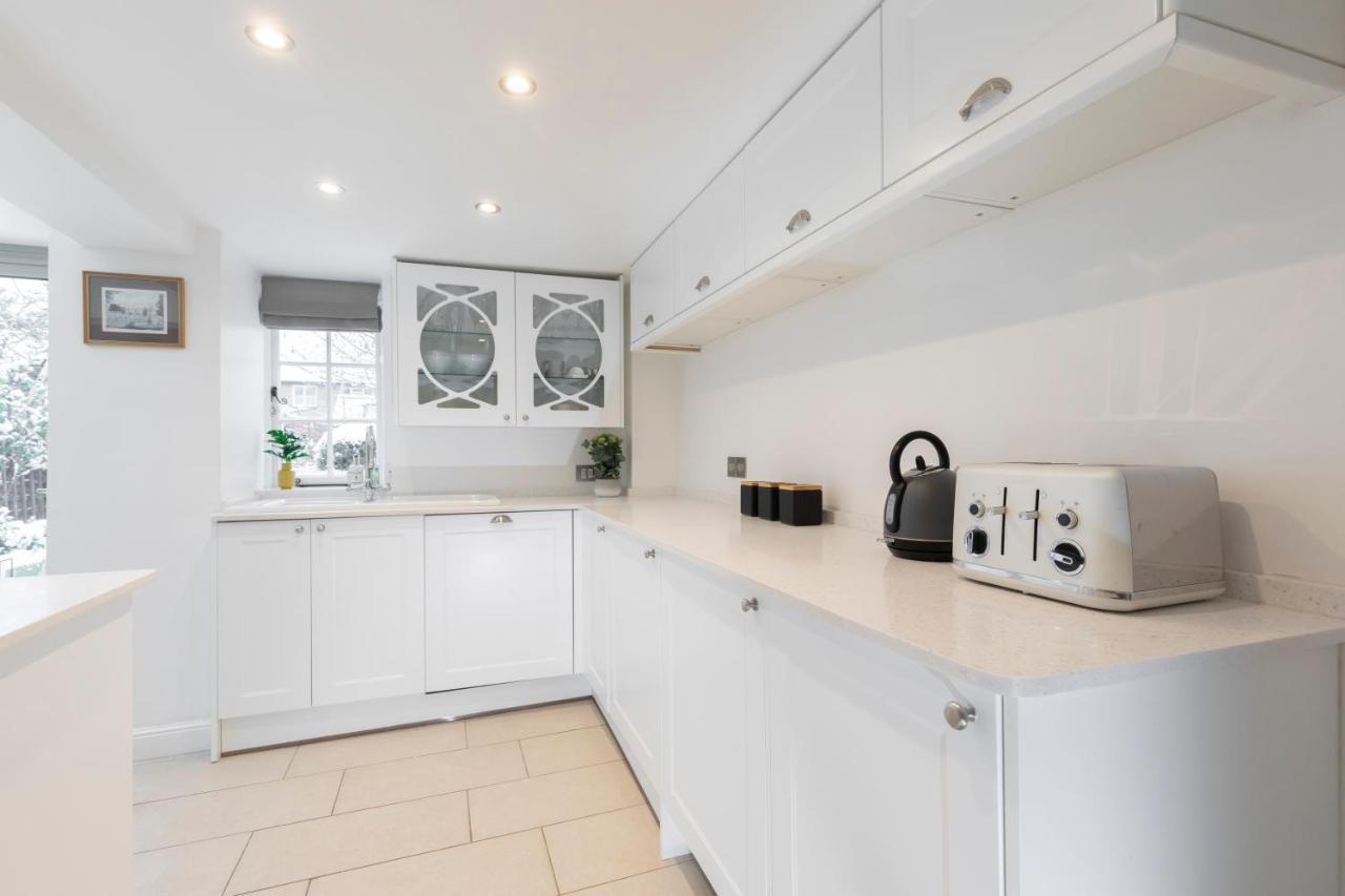 Beautiful 4 Bedroom Home Cheltenham Exterior photo